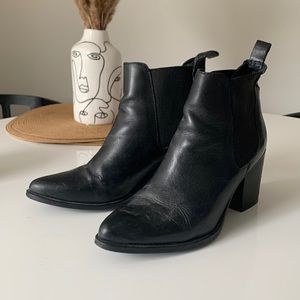 Steve Madden Point Toe Heel Bootie (8.5)